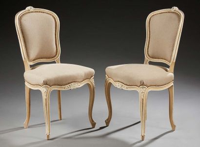 null Paire de chaises en hêtre mouluré et sculpté de fleurettes.
Style Louis XVI.
Garniture...