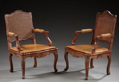 null Paire de fauteuils en hêtre mouluré sculpté à décor de coquilles et feuillage...