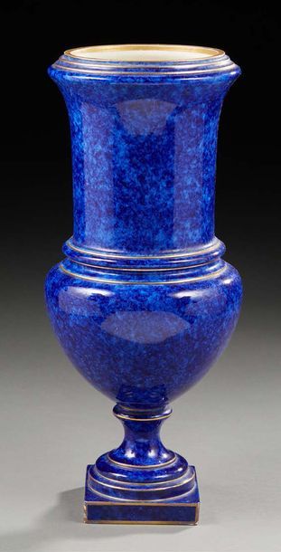 SEVRES 1886 Vase de forme médicis en porcelaine émaillée bleu roi.
Cachet (S86).
H.:...