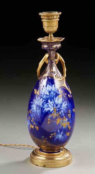 null Vase monté en lampe en porcelaine émaillée bleue, rehaussée d'or et de motifs...