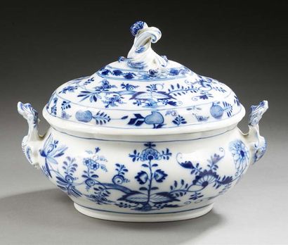null Soupière en porcelaine à décor bleu sur fond blanc.
MEISSEN fin du XIXe siècle.
Dim.:...