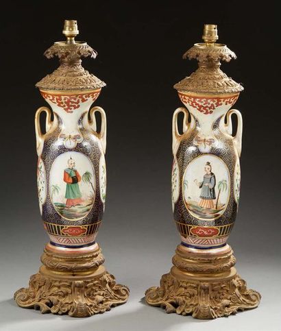 BAYEUX Paire de vase en porcelaine à deux anses, aux décors de chinois, fleurs et...