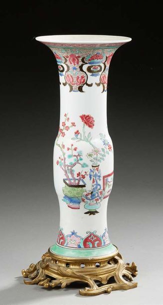 SAMSON Vase en porcelaine de la famille rose dans le goût de la Chine, à décor de...