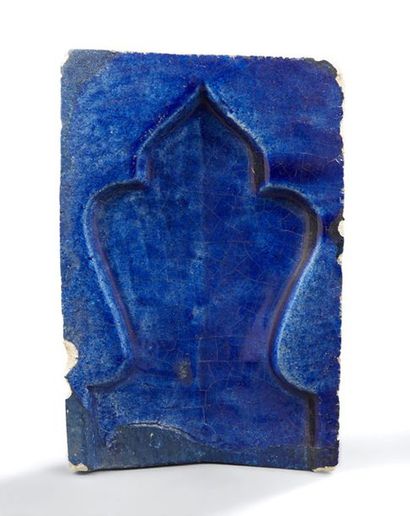 PERSE Élément décoratif en céramique émaillée bleue. Travail oriental.
Dim.: 23 x...