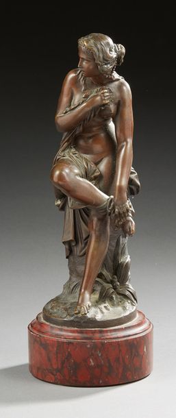 ECOLE FRANCAISE Bronze figurant une femme sortant du bain, sur socle en marbre rouge....