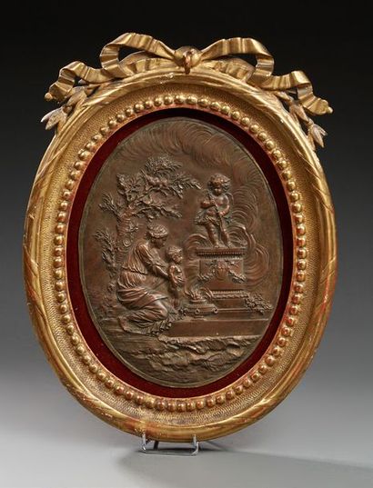 null Médaillon en bronze patiné repoussé à décor d'une scène d'après l'antique.
(anciennement...