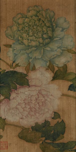 CHINE Paire de peinture sur soie figurant des chrysanthèmes et pivoines. Monogrammée...