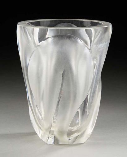 LALIQUE FRANCE Vase en verre moulé pressé satiné. Signé.
H: 27 cm - Diam: 21 cm