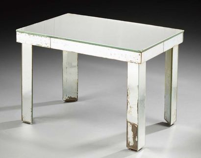 TRAVAIL FRANÇAIS VERS 1940 Table basse rectangulaire plaquée de miroirs.
Dim.: 42,5...
