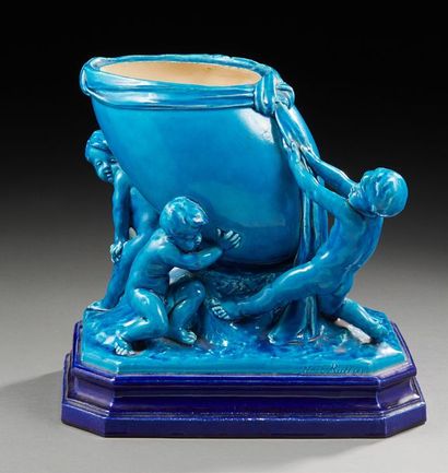 Noël Ruffier (1847-1921) Cache pot en céramique émaillée bleue figurant un groupe...