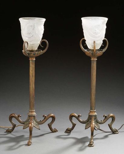 MAX LE VERRIER (1891-1973) Paire de lampes en bronze à patine médaille à fut cylindrique...