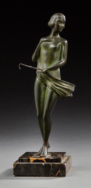TRAVAIL FRANÇAIS Diane chasseresse
Sculpture en bronze à patine verte nuancée brune.
Elle...
