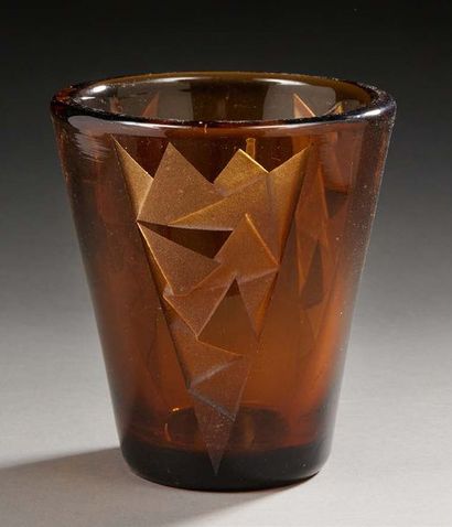 Jean LUCE (1895-1964) Vase tronconique en verre fumé épais à décor géométrique en...