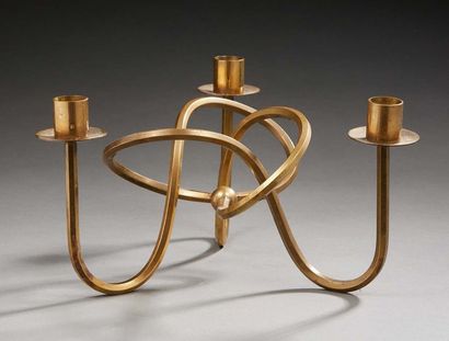 Josef Frank (1885-1967) Bougeoir en bronze doré présentant trois bras de lumière.
Modèle...