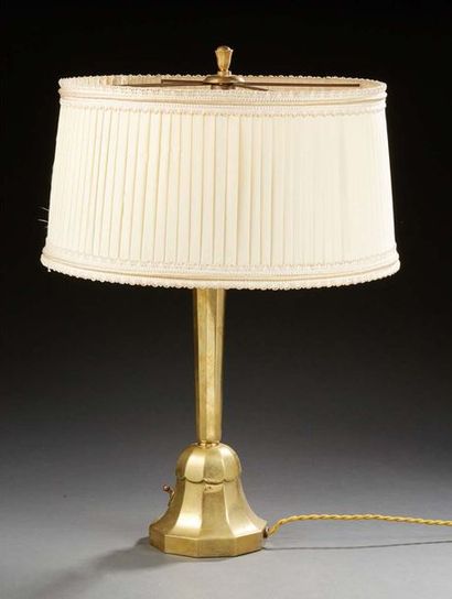 René PROU ((1889-1947) Lampe de table en bronze argenté à fut fuselé facetté légèrement...