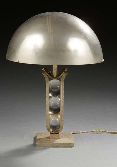 EDGAR BRANDT, attribué à Lampe de bureau à fût en fer forgé accueillant trois sphères...