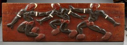COMBES (XXe) Panneau en bois sculpté à décor de danseurs africains.
Signé «Combes».
Dim.:...