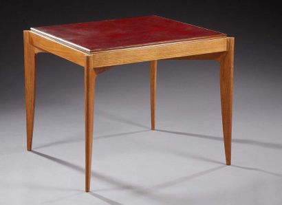 louis Sognot (1892-1970) Table à jeu en chêne à plateau réversible gainé sur une...