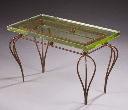 RENÉ PROU (1889-1947) Table basse à plateau en épaisse dalle de verre translucide...