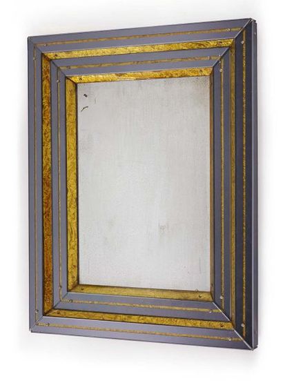 TRAVAIL 1940-1960 Miroir à pare-close à décor de feuilles d'or enserrant une glace...