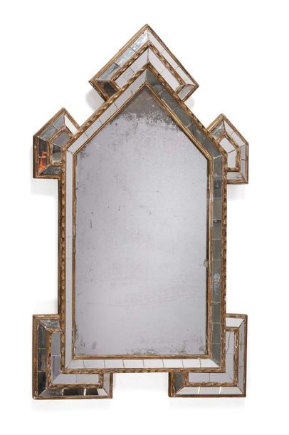 Maison DOLT, dans le goût de Miroir à pare-closes en bois doré à décor de plaques...