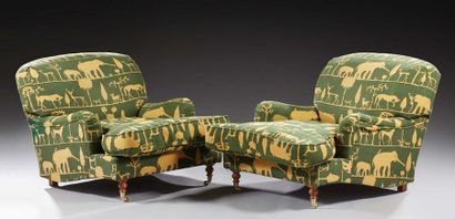 Maison JANSEN, attribué à Paire de larges fauteuils entièrement recouvert d'un tissu...