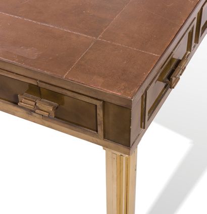 Maison JANSEN Rare table à jeu en bronze et laiton doré présentant un plateau carré...