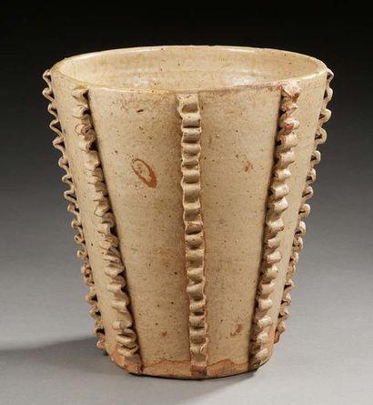 JEAN LERAT (1913-1992) Vase tronconique en grès émaillé à décor plissé en application.
Signé...