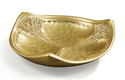 Jules CAYETTE (1882-1953) Coupe formant vide-poches en bronze doré à décor de motifs...