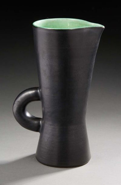 POL CHAMBOST (1906-1983) Pichet en céramique émaillée noire lustrée et verte.
Annoté...