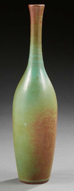 Atelier MADOURA Vase balustre à long col en céramique émaillée à nuances vertes et...
