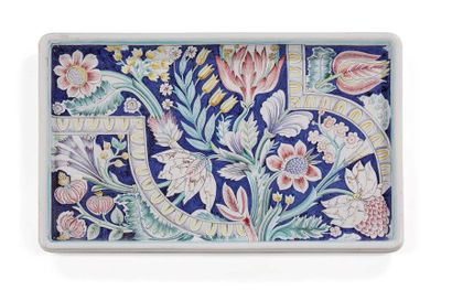 Tyra Lundgren (1897-1979) Plateau rectangulaire en céramique émaillée à décor floral...