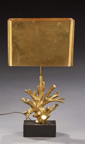 MAISON CHARLES Lampe en bronze et laiton doré figurant un corail.
Signée «Charles...