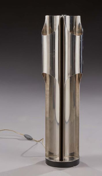 MAISON CHARLES Lampe de parquet modèle «Orgue» en lames d'acier Inox courbé brossé.
Vers...