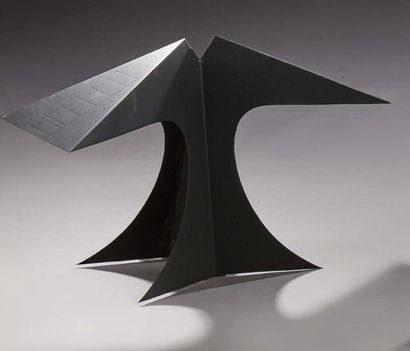 BERNARD QUENTIN (XXe) Lampe modèle «Ucello» en métal laqué noir.
Signée et datée...