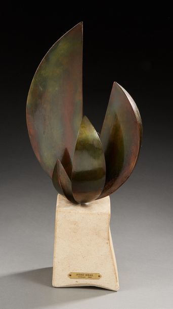 Jacques BROUAIL (né en 1939) Sculpture abstraite en laiton patiné reposant sur une...