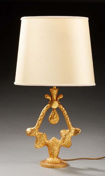 Nicolas de WAEL édité par FONDICA FRANCE Paire de lampes en bronze à patine dorée.
Signées...