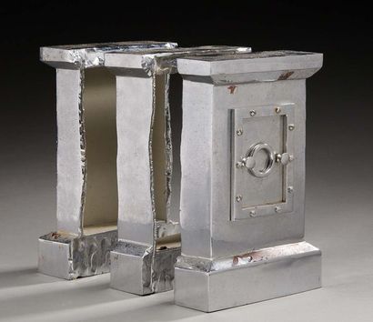 MICHEL GERARD (né en 1938) Sculpture «coffre fort brisé» comprenant trois éléments...