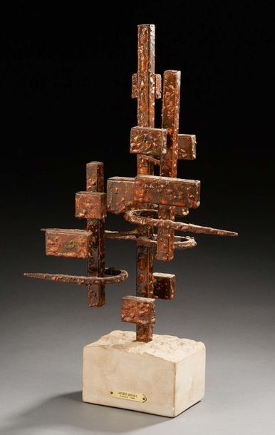 Jacques BROUAIL (né en 1939) Sculpture abstraite en métal soudé.
Socle cubique en...