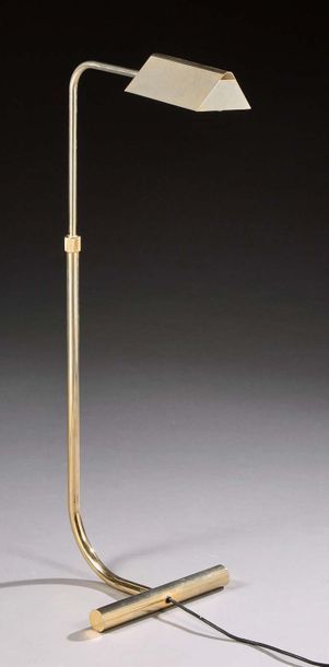 TRAVAIL 1970 Lampe de parquet formant liseuse orientable en laiton doré.
H: 120 ...