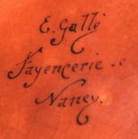 Émile GALLÉ (1846-1904) Vase bombé en méplat à col évasé en faïence émaillée à décor...