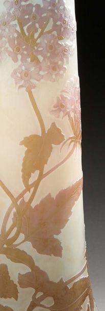 ÉTABLISSEMENTS GALLÉ Vase cylindrique à panse bombée en verre doublé à décor dégagé...