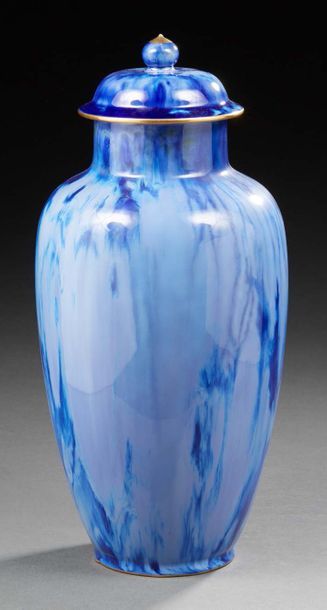 Manufacture nationale de SÈVRES Vase couvert en porcelaine émaillée à nuances bleues,...