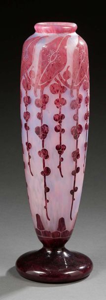 LE VERRE FRANÇAIS Vase balustre en verre doublé à décor dégagé à l'acide de motifs...