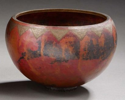 Claudius LINOSSIER (1893-1953) Vase boule en dinanderie de cuivre martelé à décor...