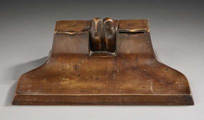 TRAVAIL FRANÇAIS 1930 Encrier en bronze à patine brune figurant un couple de perruches.
H:...