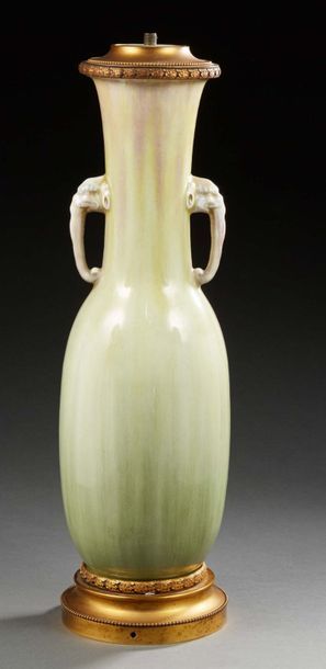Théodore DECK (1823-1891) Lampe en céramique émaillée verte nuancée mauve à prises...