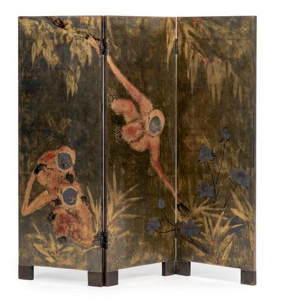 TRAVAIL FRANÇAIS 1930-1940 Ecran présentant trois panneaux en bois laqué à décor...