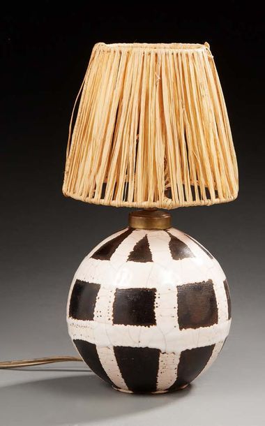 Jean BESNARD, attribué à Lampe boule en céramique émaillée craquelée beige et brun.
H:...