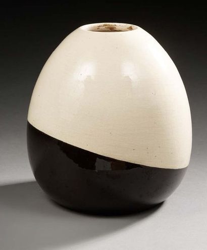 Jean BESNARD (1889-1958) Vase ovoïde en céramique émaillée craquelé beige et brun.
Signé...